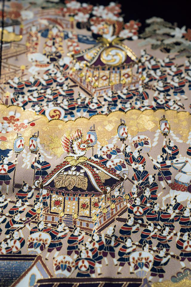 画像: 「江戸の祭り」と題した工芸品のような黒留袖は、小倉貞右の渾身の作。