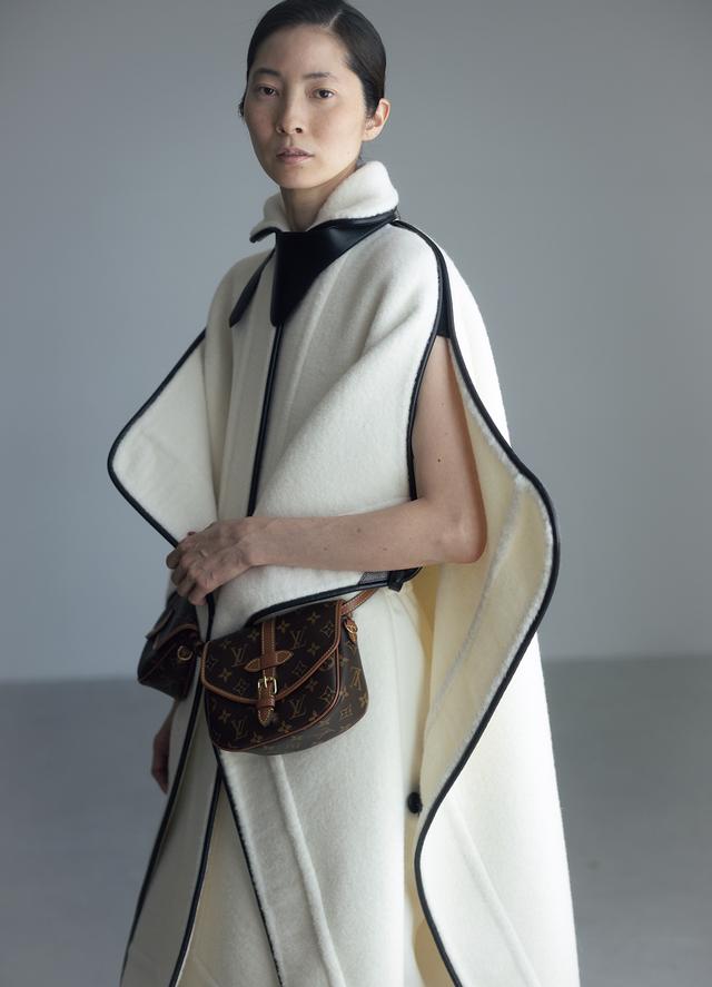 画像: コート￥1,265,000（予定価格）・パンツ￥621,500・ベルトつきのダブルバッグ￥476,300／ルイ・ヴィトン