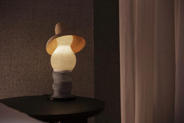 画像: 各部屋には、リゾート感を誘うクロッシェのランプシェードをあしらって