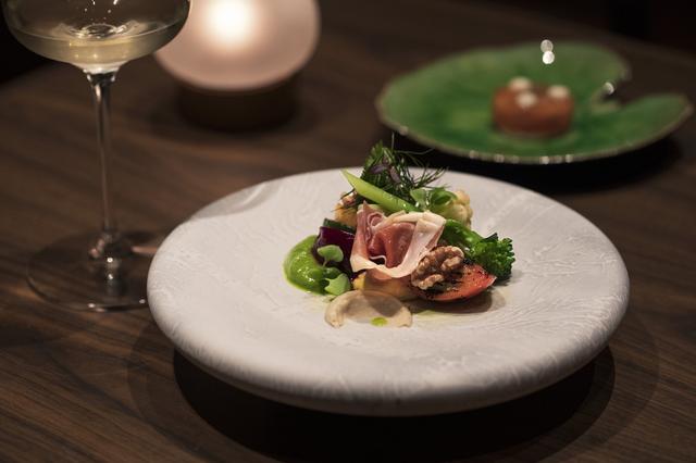 画像: 香り高いソースが添えられた「高原野菜のヴァリエとハモンセラーノ」。連泊する人のために、コースは約3種類ほど用意されている