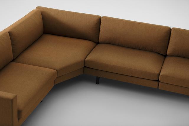 画像: 新たに登場した「コーナーソファ」は、角の部分が斜めになっており、ゆったりとくつろげる広い座面が特徴 COURTESY OF MARUNI WOOD INDUSTRY INC.