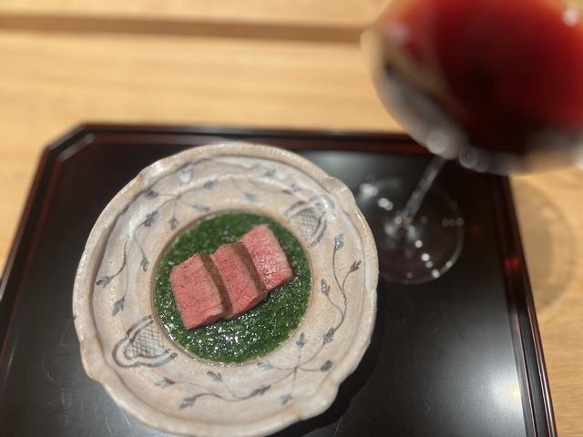 画像: 経産和牛ヒレの炭火焼き・山野草餡。この日はハコベやチメドクサ、カキドオシなどを使用