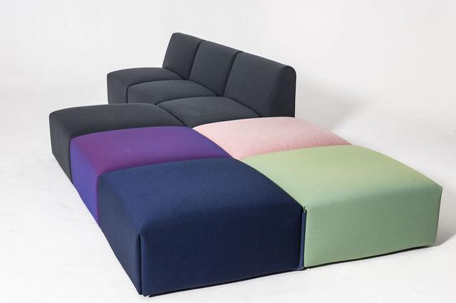 画像: オットマンをたくさん並べたり、S字型に組んだりと、少ないモジュールで無限のレイアウトが楽しめる。シート内部には、ポケットコイルを採用し、その上にポリウレタンフォームを敷くことで、適度な弾力性を持った快適な座り心地を実現。カバーは、豊富なカラーが揃う3種のファブリックからセレクトできる COURTESY OF MAGIS JAPAN