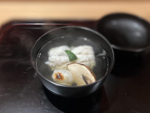 画像: 懐石料理のメインディッシュと呼ばれる椀物。最上級の利尻昆布や本枯れ節を使い、味付けはほんの数滴の醤油のみ。吸地の澄み切った味わいにふわふわのハモがホロリ。松茸と出汁が織りなすハーモニーに感動