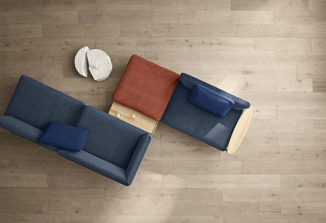 画像: オットマンを使えば、S字のレイアウトも可能。張り地のカラーをモジュールごとに変えて、ツートンで楽しむのもおしゃれ COURTESY OF CARL HANSEN & SØN