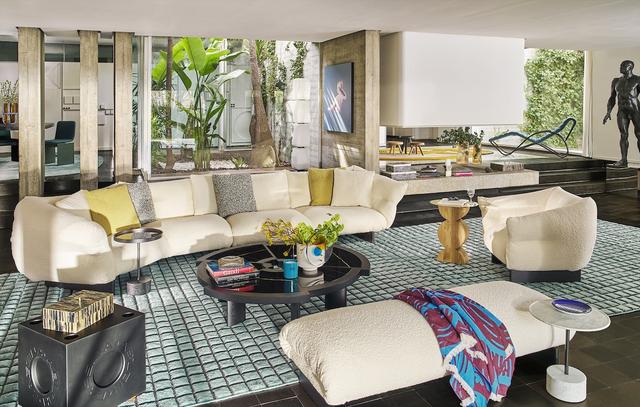 画像: オットマンやベンチ（写真手前）も展開。張り地は豊富な素材とカラーからセレクト可能。脚部のカラーも、ブラック、グレージュ、クリームの3色から選ぶことができる COURTESY OF CASSINA IXC.