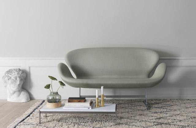 画像: 「スワンソファ」＜H79×W144×D74㎝＞￥1,405,800〜／フリッツ・ハンセン COURTESY OF FRITZ HANSEN