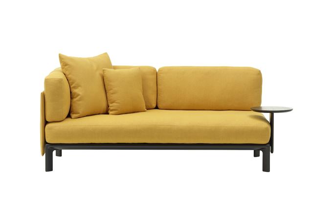 画像: 「アナグラム ソファ」（2シーター）￥958,100〜、「アナグラムソファ専用 アタッチャブルテーブル」￥52,800〜／ヴィトラ COURTESY OF VITRA