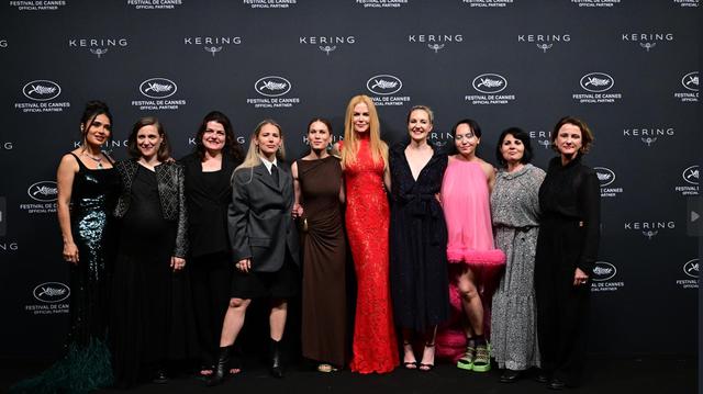 画像: 2025年のカンヌ国際映画祭で「ウーマン・イン・モーション」授賞式に集ったニコール・キッドマン、サルマ・ハエック・ピノーと、エマージング・タレント・アワード受賞者のニンジャ・サイバーグ、カルラ・シモン、ガヤ・ジジ、マリアンナ・ブレナンド、シャノン・マーフィ、アマンダ・ネル・ユー、マイサルーン・ハムード、エヴァ・トロビッシュ