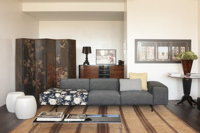 画像: オットマン部分だけ、花柄モチーフの張り地にしてアクセントにするなど、アイコニックな色や柄と組み合わせて、遊び心あふれるコーディネートも楽しめる COURTESY OF TOYO KITCHEN STYLE