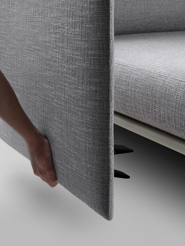 画像: 土台にクリップをはめるだけで取り付けられる「パネル」。サイドテーブルになる「アタッチャブルテーブル」も同じくクリップ式になっており、好きな場所に取り付けられる COURTESY OF VITRA