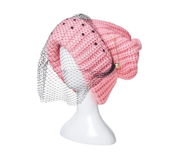 画像: ニット帽￥217,800／フェンディ