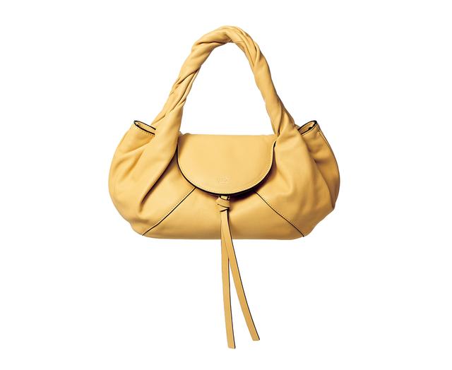 画像: バッグ〈Ｈ18×Ｗ32×Ｄ12〉￥499,400／フェンディ