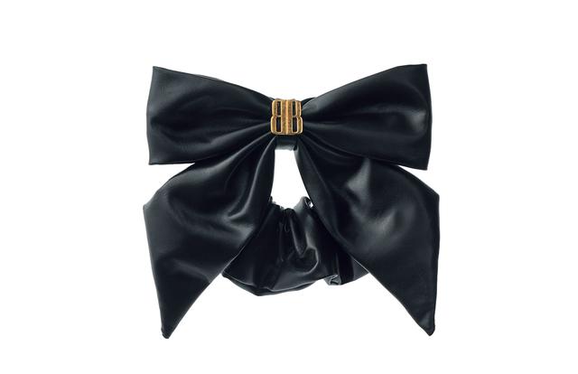 画像: シュシュ￥62,700（予定価格）／バレンシアガ