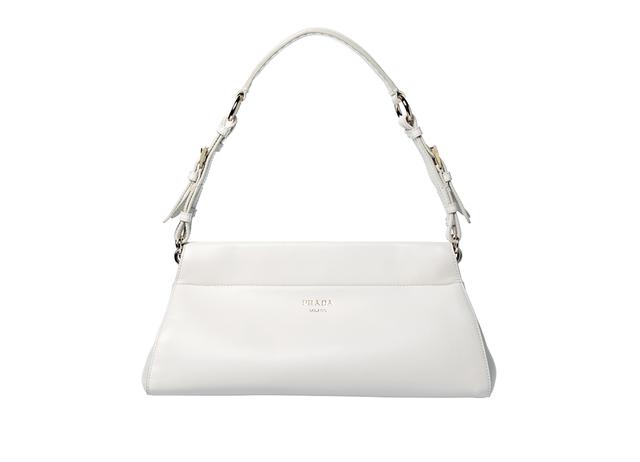 画像: バッグ〈Ｈ15.5×Ｗ32.5×Ｄ11〉￥500,500（予定価格）／プラダ