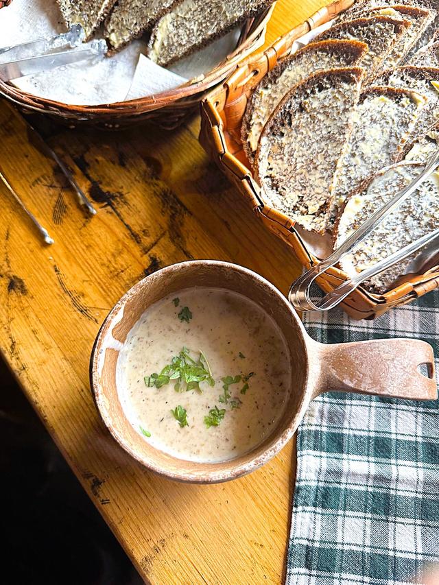 画像: アンズ茸など5種類のきのこが入った森のきのこスープ。きのこのうま味たっぷり