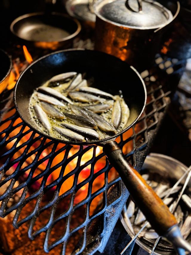 画像: ムイックをバターで揚げ焼きにしているところ。味付けは塩のみ
