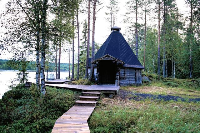 画像: ランチは昔ながらの建物「コタ」で。木造の円錐形の建物で、内側は中央に囲炉裏があり、天井の中心にある穴から調理の煙が出る構造。囲炉裏は、火を焚いて調理をしたり、暖を取ったりするために使われる