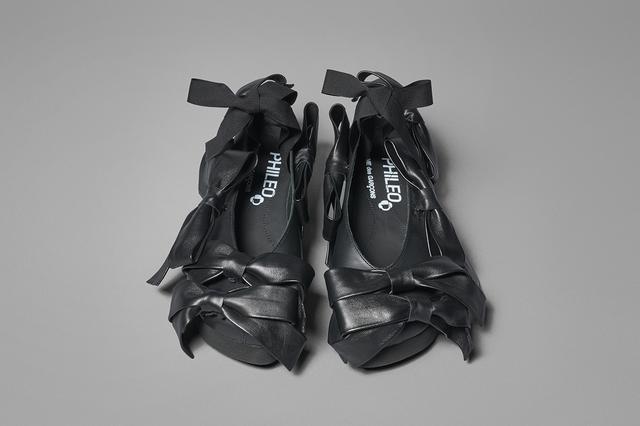 画像: 靴¥88,000/コム デ ギャルソン×フィレオ