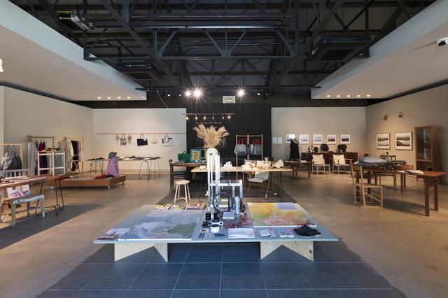 画像: 建物は美術館の跡地を利用。家具のコーディネートやディスプレイも暮らしのヒントに