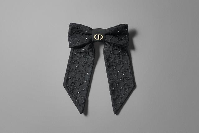 画像: バレッタ¥120,000/ディオール