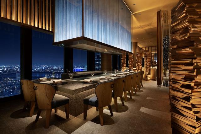 画像: シグネチャーレストラン「月見(Tsukimi)」。和食を希望のゲストは寿司と鉄板に特化した「月見」で、食の都・大阪の真髄を味わってほしい