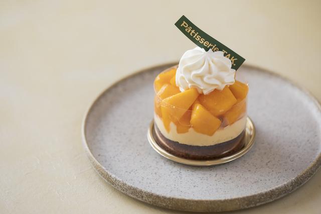 画像: 訪れた時季は信州のジューシーな黄金桃が食べ頃を迎えていた。写真は、アーモンドのタルト生地にスポンジとカスタードクリームを重ね、黄金桃を贅沢にトッピングしたタルト