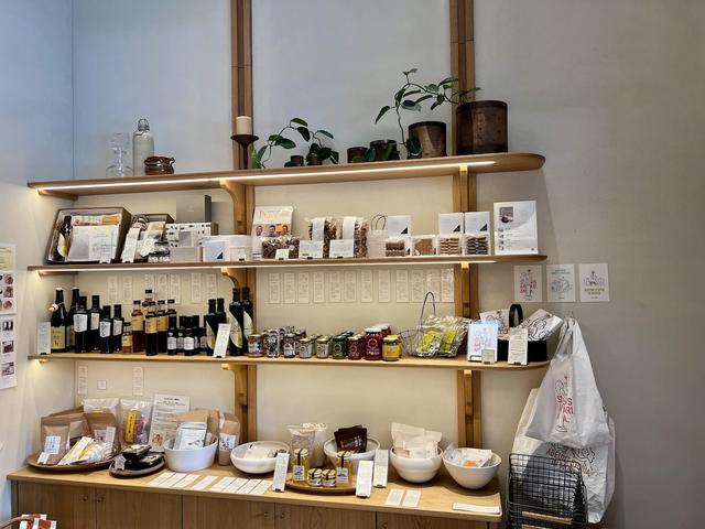 画像: 生産者の顔が見える実直ていねいに作られた商品が並ぶ