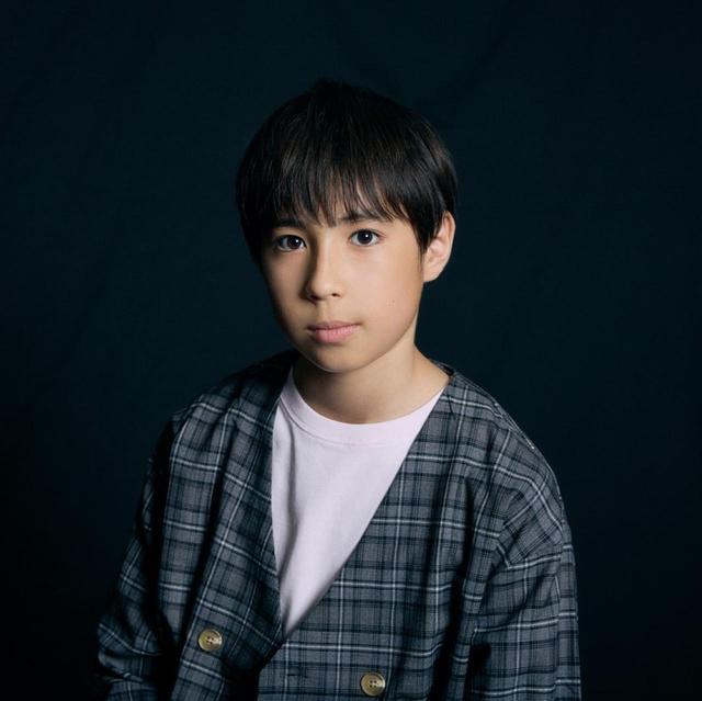 画像: 尾上眞秀（おのえ・まほろ） 歌舞伎俳優。七代目尾上菊五郎を祖父にもち、名門・尾上家と俳優・寺島しのぶの感性を継ぐ、13歳の逸材。2023年に初代尾上眞秀を名のり、歌舞伎座で初舞台を飾った俊英。すでにテレビドラマでも存在感を放ち、国立劇場特別賞を二度受賞している。今後の躍進が期待される生粋の身体表現者であり、歌舞伎界の若き星である。