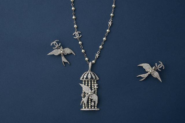 画像: シャネル、プラダ、ディオールほか羽根と翼で舞い上がれ！美しいジュエリーと服11選 - T JAPAN:The New York Times Style Magazine 公式サイト