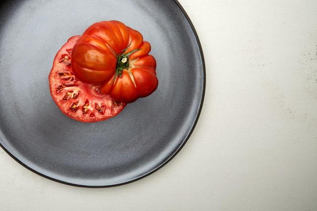 画像: 新鮮な旬の野菜を使った一品に合わせるワインを選ぶのも楽しい。この地はワインの銘醸地なので近隣のワイン生産者がソムリエとテイスティングしている場面も見受けられた。地元、北イタリアのワインがおよそ7割。白ワインのリストだけで18ページにも及ぶ(ストック状況により異なる)