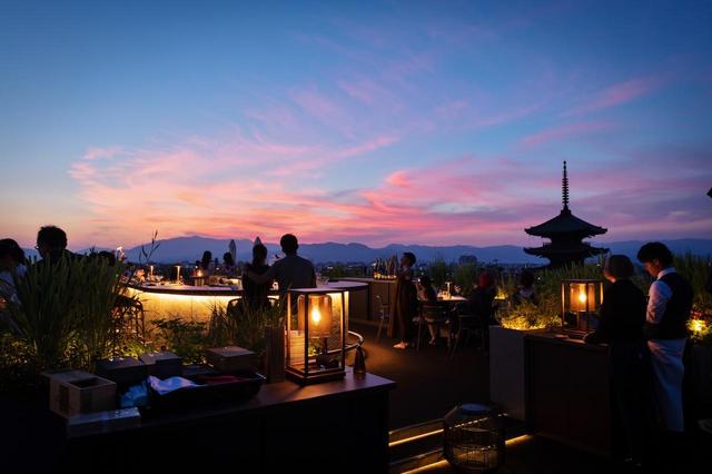 画像: ルーフトップのトワイライトタイムが京都の“今”を映す COURTESY OF THE HOTEL SEIRYU KYOTO KIYOMIZU