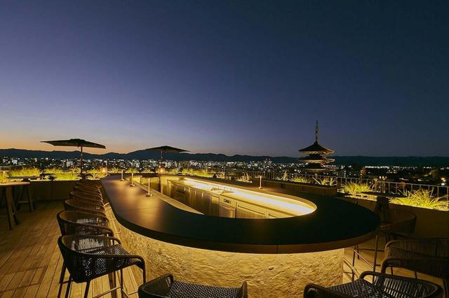 画像: ディナー前のアペリティフに是非訪れたいルーフトップ COURTESY OF THE HOTEL SEIRYU KYOTO KIYOMIZU