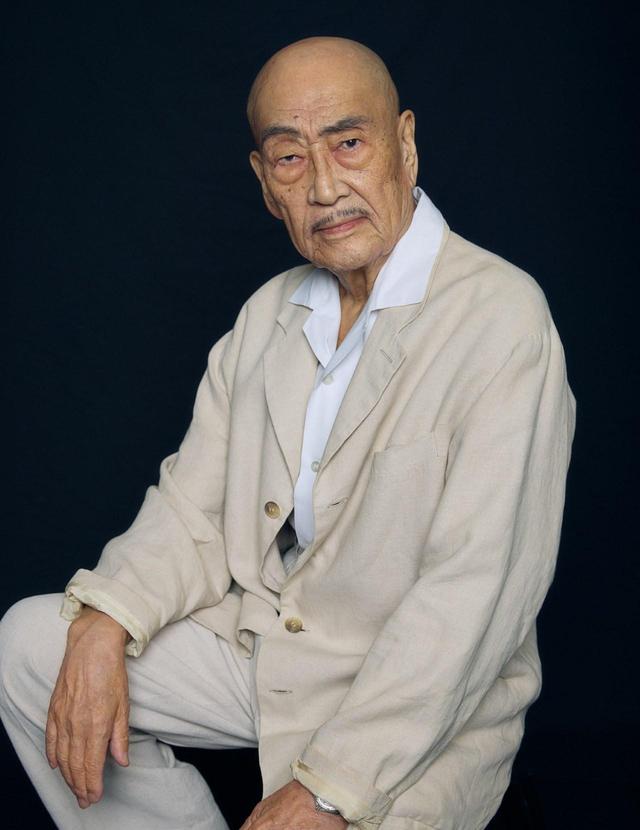 画像: 麿 赤兒（まろ・あかじ） 舞踏家。土方巽に師事し、唐十郎との運命的な出会いから状況劇場を経て、1972年に大駱駝艦を創設。「天賦典式」という独自の様式で「BUTOH」を世界にとどろかせた伝説の舞踏家。パリからニューヨークまで国際的な熱狂を巻き起こし、映画・舞台でも比類なき存在感で異形の美学を貫く。82歳という驚異の年齢で今なお第一線を走り続ける。