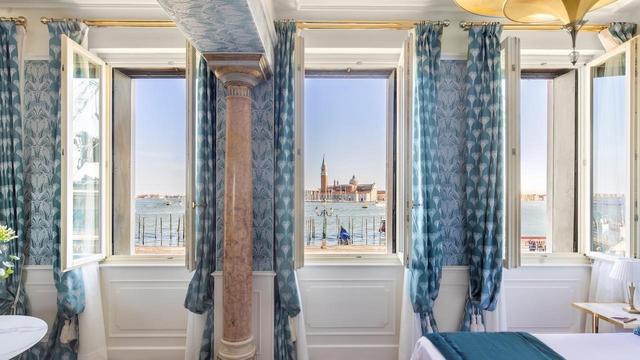 画像: 正面にサン・ジョルジョ・マッジョーレ大聖堂を望むチャイコフスキースイート