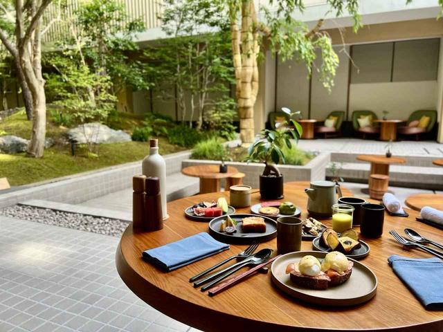 画像: 朝食はテラスでいただくこともできる
