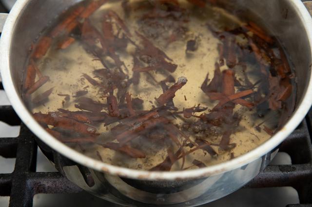 画像: 「シナモンだし」を作る。鍋に水1ℓ(材料外)、細かく砕いたシナモンスティックを入れて中火にかける。煮立ったら弱火にして10分ほど煮込む。ざるで濾し、鍋に戻しておく。