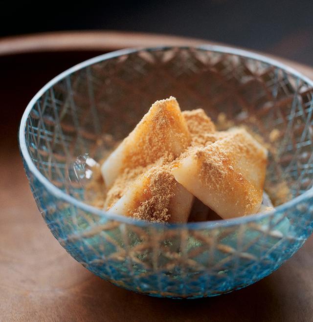 画像: ぷるんと弾力のあるくず餅は、吟味した小麦粉を丁寧に仕込んで、樹齢を重ねた杉の大樽で450日かけて自然熟成。完全無添加、カロリー控えめ、グルテンをほとんど含まない乳酸菌発酵品とくれば、文豪のみならず近頃は美容界にもファン多数。まず沖縄産黒糖を用いた秘伝の黒蜜、次にきな粉をかけて召し上がれ。 「元祖くず餅」24切れ￥900～／船橋屋 TEL.0120-8-27848