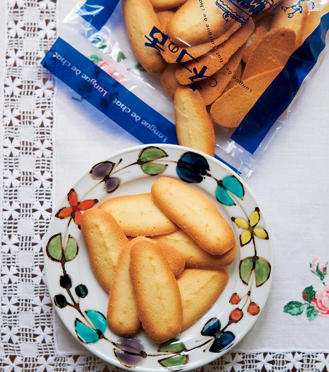 画像: サクサクッと軽やかな口あたりの焼き菓子は、嚙むほどに新鮮なバターと卵のふくよかな風味に満たされ、もう次から次へと手がとまらないおいしさ! 谷崎の時代から変わらぬパッケージの愛らしさもうれしい。オンラインでも購入可能。「ネコの舌」1 袋(130g)¥750/三木製菓本店 住所:静岡県熱海市渚町3 の4 TEL.0557-81-4461 https://www.mikiseika.com/onlineshop_neko.html