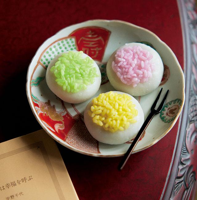 画像: 「故郷のいが餅をおなかいっぱい食べたい」という作家の発言を知り一念発起、消えかけていた郷土菓子を試行錯誤を重ねて復元したのがこちら。地元産うるち米ともち米を使用。華やかな見た目にさらりとした甘味が宇野の心映えを彷彿させる。「岩国銘菓 いが餅」1 個¥162・10個入り¥1,900 桜庵 三木屋 住所:山口県岩国市今津町1 -6-6 TEL.0827-21-3064 https://miki-ya.jp/