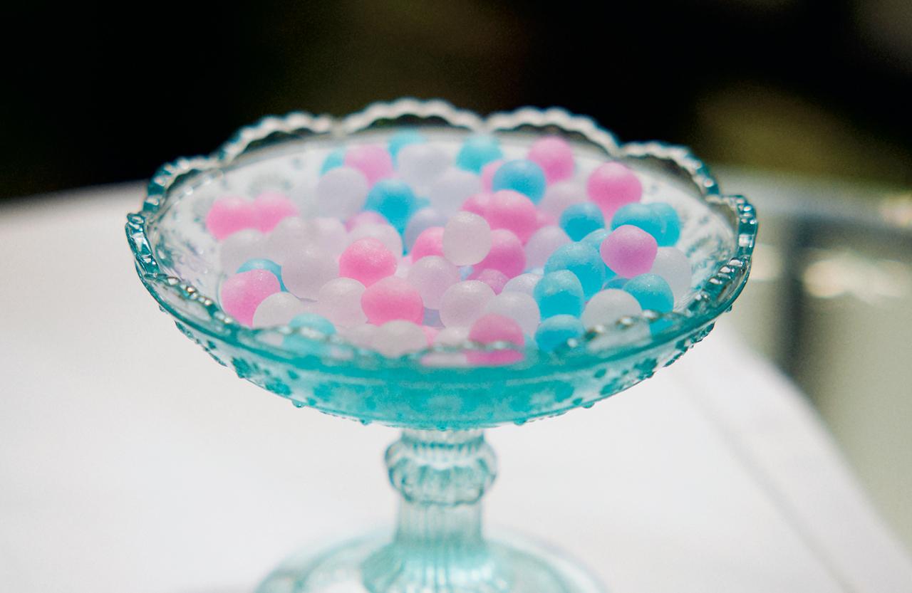 画像: 田辺聖子が描く自由と幸福の象徴─。「長﨑堂」の「クリスタルボンボン」 - T JAPAN:The New York Times Style Magazine 公式サイト