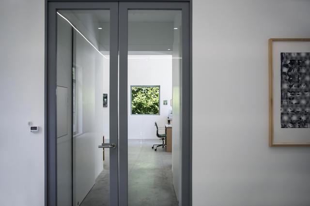 画像: 展示室「Raum 2」の奥に垣間見える「Raum 3」は、リヒターの書斎空間を再現