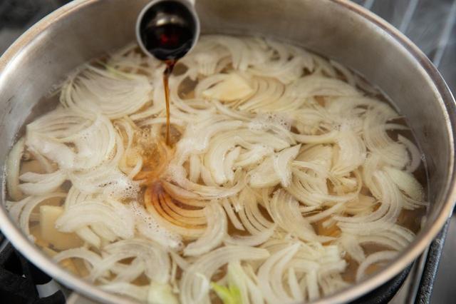 画像: 筍と玉ねぎを加え、ナムプラーの半量を加える。静かに１０分ほど煮る。