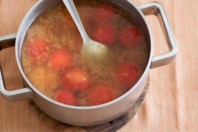 画像: だしに湯むきしたトマトと干し椎茸を加える。