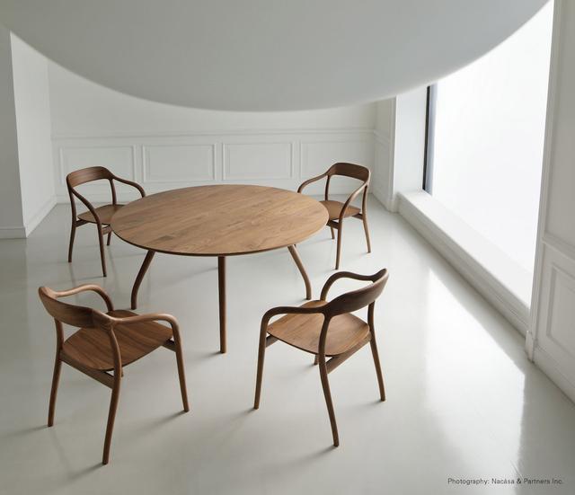 画像: 写真のテーブルが、同シリーズの「Tako ラウンドテーブル」 COURTESY OF MARUNI WOOD INDUSTRY INC.