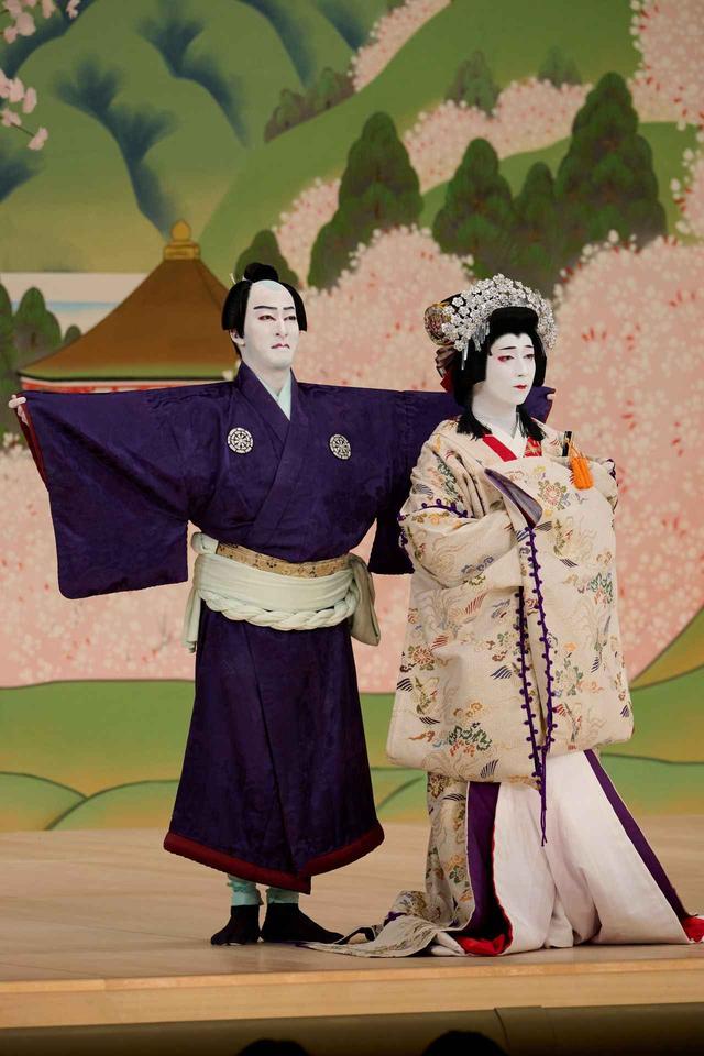画像: 『義経千本桜 吉野山』静御前=中村米吉(右) 佐藤忠信実は源九郎狐=尾上右近(左)