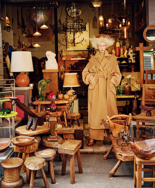 画像: 「Code 153 Déco」にて撮影。 コート¥743,600・ジレ¥654,500・ニット¥89,100・タイツ¥50,600(参考価格)・靴¥141,900(参考価格)/マックスマーラ マックスマーラ ジャパン TEL.0120-030-535 帽子(参考商品)/Atours (instagram.com/_atours_/)