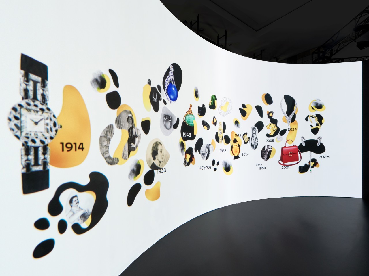 新品レア品❗️カルティエ パンテール ブック カルティエ「パンテール ドゥーブル」バッグ、“豹”を象ったハンドル