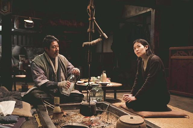 画像: シム・ウンギョン演じる女性脚本家と、堤真一演じる宿の主人とのワンシーン ©2025『旅と日々』製作委員会