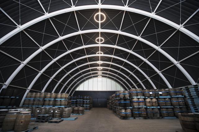 画像: アーチ型の庫内は意外にも土の床。熟成を促すのに土から酸素を取り入れる重要な役割を担うという (一日一回の見学ツアーあり)